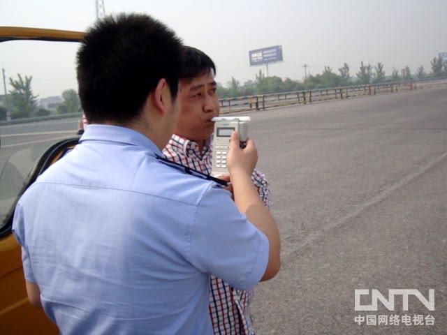 饮酒过后几小时了驾车上路被交警拦下做酒精测