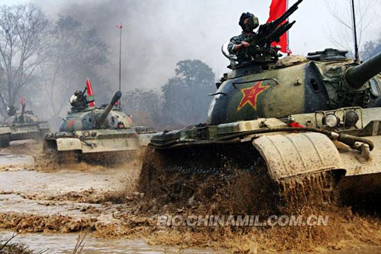 A military drill is held on November 10 in Jinan, east China＇s Shandong Province. [Xinhua]
