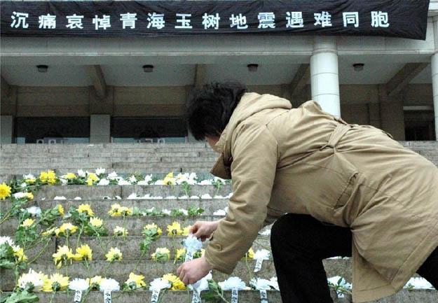Beijing: Tsinghua University students and teachers gather to mourn for the quake victims in Yushu prefecture of China’s Northwest Qinghai province on April 21, 2010. [Photo/Xinhua]