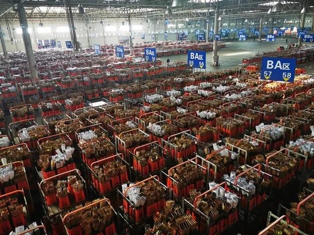 2月24日，云南省昆明斗南花卉交易市场恢复鲜切花对手交易，云花正在量价齐增的缓慢爬坡中，重回人们的生活。云南广播电视台记者 汪灏 摄