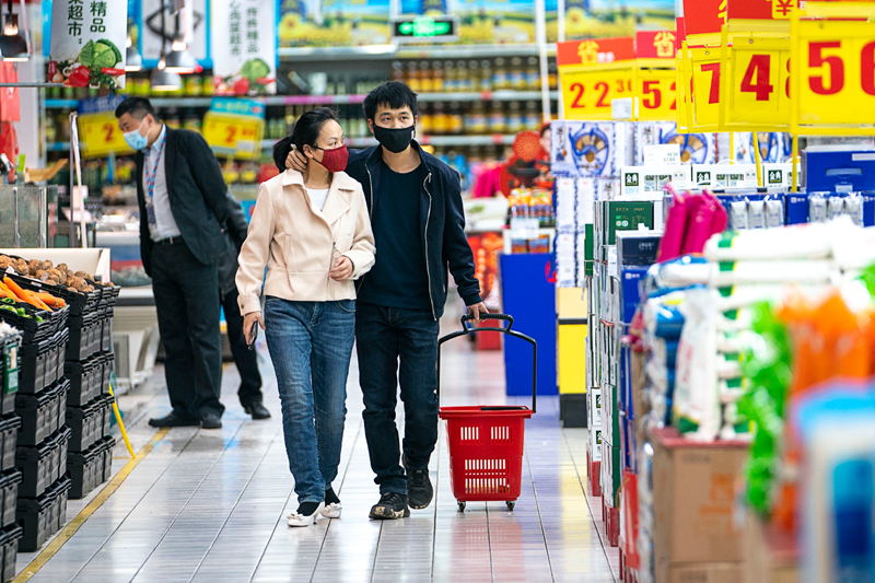 3月24日，市民在武汉汉口一家家乐福超市内选购商品。新华社记者 熊琦 摄