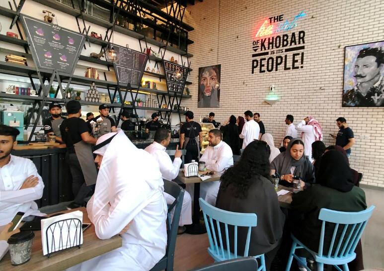 沙特新规：女性不用在餐厅和男性分开就餐