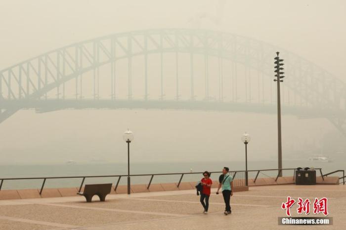 "12月10日，澳大利亚东部山火持续肆虐，悉尼笼罩在烟尘中。图为悉尼海港大桥隐约可见。<a