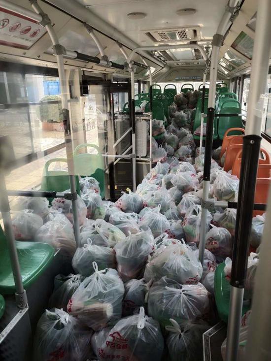 △2月24日13时许，一台公交车上装着310份市民团购的物资，送往社区