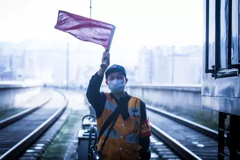 「铁路」东南西北中，青年在行动丨战“疫”中的铁路人