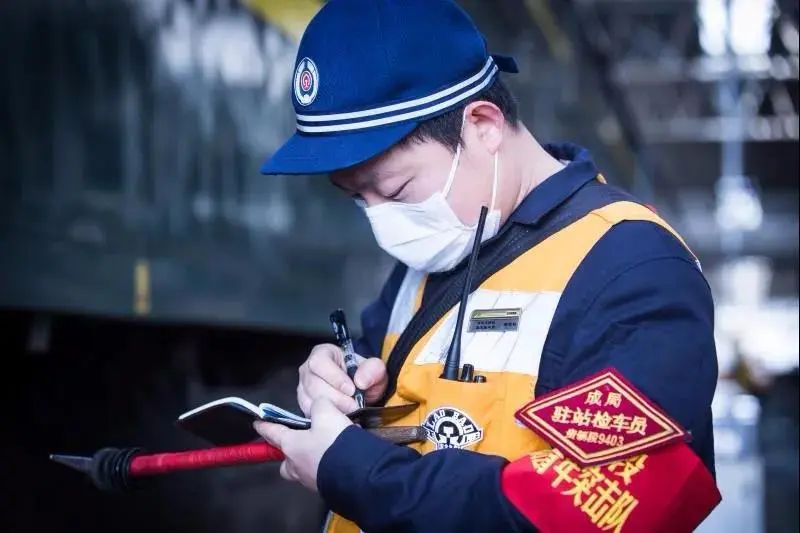 「铁路」东南西北中，青年在行动丨战“疫”中的铁路人