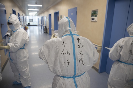 「大决战」武汉大决战:命悬一线女孩争论中被救活 90多危重症到关键时刻