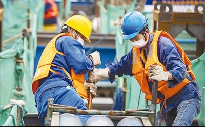 续写■在平凡岗位上续写不平凡的故事