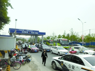 检查站有时拥堵达两三个小时 进京检查站车多多怎么破?