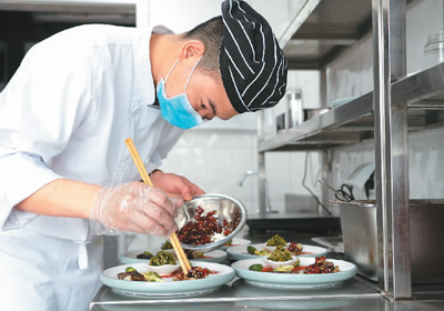 公筷大力推行分餐制 公筷“夹”出餐桌新文明