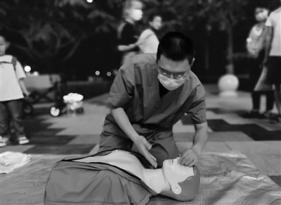 张军桥援鄂医生“摆摊” 专门教市民做心肺复苏