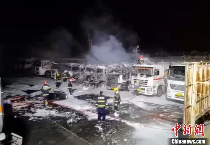 新疆巴州5辆油罐车发生火灾消防鏖战近4小时灭火