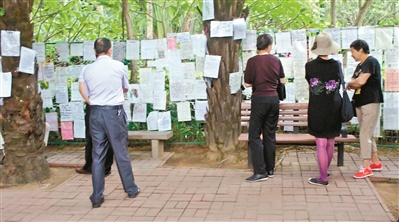 相亲|为女儿蹲守相亲角3年 55岁阿姨疫情期间坚持“打卡”