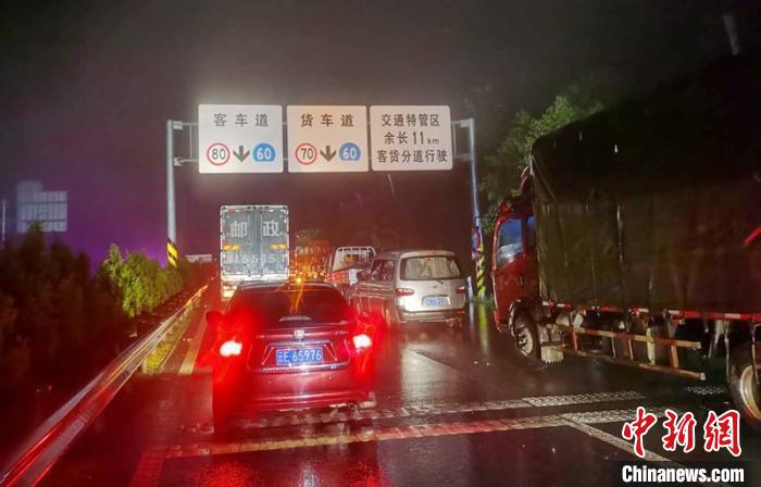 京昆高速四川雅西段发生塌方泥石流交通双向中断