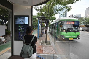 韩国安装防疫公交候车亭 体温低于37.5°C才能候车