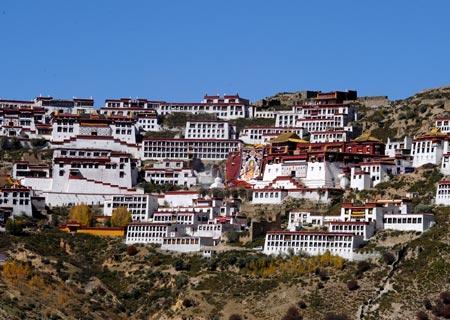 Photo taken on Oct. 18, 2009 shows the panorama of the Ganden Monastery in Lhasa, capital of southwest China's Tibet Autonomous Region. 　(Xinhua Photo)