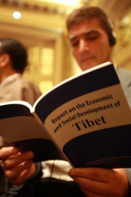 A&nbsp;participant&nbsp;reads&nbsp;the&nbsp;"Report&nbsp;on&nbsp;the&nbsp;Economic&nbsp;and&nbsp;Social&nbsp;Development&nbsp;of&nbsp;Tibet"&nbsp;during&nbsp;the&nbsp;Second&nbsp;Forum&nbsp;on&nbsp;Tibet,&nbsp;in&nbsp;Rome,&nbsp;Italy,&nbsp;Oct.&nbsp;22,&nbsp;2009.&nbsp;(Xinhua&nbsp;Photo)