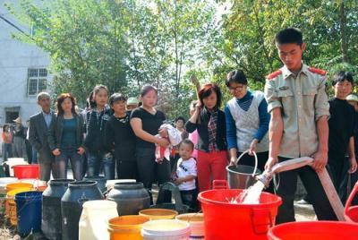 A&nbsp;firefighter&nbsp;fills&nbsp;up&nbsp;containers&nbsp;with&nbsp;clean&nbsp;water&nbsp;for&nbsp;drought-hit&nbsp;residents&nbsp;in&nbsp;Shangluoyuan&nbsp;village&nbsp;in&nbsp;Leping&nbsp;city,&nbsp;east&nbsp;China's&nbsp;Jiangxi&nbsp;province,&nbsp;October&nbsp;24,&nbsp;2009.&nbsp;Lingering&nbsp;drought&nbsp;continues&nbsp;to&nbsp;play&nbsp;havoc&nbsp;in&nbsp;southern&nbsp;and&nbsp;eastern&nbsp;China,&nbsp;stunting&nbsp;rice&nbsp;crops,&nbsp;lowering&nbsp;water&nbsp;levels&nbsp;in&nbsp;reservoirs&nbsp;and&nbsp;leaving&nbsp;hundreds&nbsp;of&nbsp;thousands&nbsp;of&nbsp;people&nbsp;short&nbsp;of&nbsp;drinking&nbsp;water,&nbsp;Xinhua&nbsp;News&nbsp;Agency&nbsp;reported.[CFP]