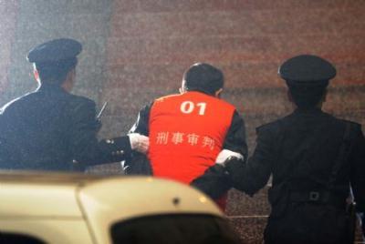 Li&nbsp;Qiang&nbsp;(C)&nbsp;is&nbsp;escorted&nbsp;to&nbsp;Chongqing&nbsp;No.&nbsp;5&nbsp;Intermediate&nbsp;People's&nbsp;Court&nbsp;in&nbsp;Chongqing,&nbsp;China,&nbsp;Oct.&nbsp;26,&nbsp;2009.&nbsp;Thirty-one&nbsp;people&nbsp;stood&nbsp;on&nbsp;trial&nbsp;Monday&nbsp;in&nbsp;southwest&nbsp;China's&nbsp;Chongqing&nbsp;Municipality&nbsp;on&nbsp;charges&nbsp;of&nbsp;crimes&nbsp;in&nbsp;connection&nbsp;to&nbsp;"mafia-style"&nbsp;organizations&nbsp;run&nbsp;by&nbsp;billionaire&nbsp;Li&nbsp;Qiang,&nbsp;who&nbsp;was&nbsp;among&nbsp;the&nbsp;accused.&nbsp;(Xinhua/Yang&nbsp;Lei)
