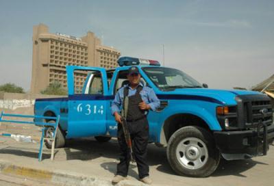 A&nbsp;member&nbsp;of&nbsp;the&nbsp;Iraq&nbsp;security&nbsp;forces&nbsp;stands&nbsp;guard&nbsp;near&nbsp;Offices&nbsp;of&nbsp;Chinese&nbsp;Embassy&nbsp;and&nbsp;Baghdad&nbsp;bureau&nbsp;of&nbsp;Xinhua&nbsp;News&nbsp;Agency&nbsp;in&nbsp;central&nbsp;Baghdad,&nbsp;Oct.&nbsp;27,&nbsp;2009.&nbsp;Security&nbsp;measures&nbsp;have&nbsp;been&nbsp;strengthened&nbsp;since&nbsp;the&nbsp;massive&nbsp;explosions&nbsp;in&nbsp;central&nbsp;Baghdad&nbsp;on&nbsp;Sunday.&nbsp;(Xinhua/Gao&nbsp;Shan)