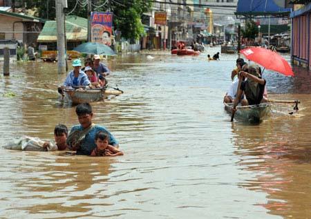 A&nbsp;father&nbsp;and&nbsp;his&nbsp;children&nbsp;wade&nbsp;through&nbsp;a&nbsp;flooded&nbsp;street&nbsp;caused&nbsp;by&nbsp;flash&nbsp;floods&nbsp;brought&nbsp;about&nbsp;by&nbsp;Typhoon&nbsp;Mirinae&nbsp;in&nbsp;the&nbsp;town&nbsp;of&nbsp;Santa&nbsp;Cruz,&nbsp;Laguna&nbsp;province,&nbsp;south&nbsp;of&nbsp;Manila.(Xinhua/AFP&nbsp;Photo)