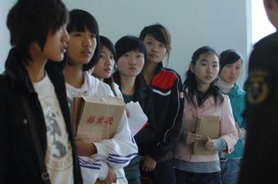 Applicants&nbsp;wait&nbsp;in&nbsp;line&nbsp;to&nbsp;register&nbsp;an&nbsp;application&nbsp;for&nbsp;the&nbsp;national&nbsp;military&nbsp;recruitment&nbsp;in&nbsp;Hefei,&nbsp;capital&nbsp;of&nbsp;east&nbsp;China's&nbsp;Anhui&nbsp;province&nbsp;on&nbsp;Sunday.&nbsp;[Xinhua]