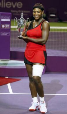 Serena&nbsp;Williams&nbsp;of&nbsp;U.S.&nbsp;holds&nbsp;her&nbsp;trophy&nbsp;after&nbsp;defeating&nbsp;her&nbsp;sister&nbsp;Venus&nbsp;Williams&nbsp;in&nbsp;the&nbsp;WTA&nbsp;Tour&nbsp;Championships&nbsp;final&nbsp;tennis&nbsp;match&nbsp;in&nbsp;Doha&nbsp;November&nbsp;1,&nbsp;2009.(Xinhua/Reuters&nbsp;Photo)