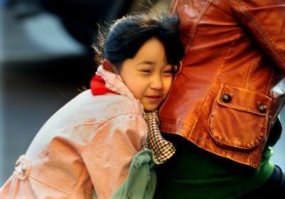 A&nbsp;girl&nbsp;hides&nbsp;herself&nbsp;behind&nbsp;her&nbsp;mother&nbsp;on&nbsp;the&nbsp;way&nbsp;to&nbsp;school&nbsp;in&nbsp;Zhengzhou,&nbsp;capital&nbsp;of&nbsp;central&nbsp;China's&nbsp;Henan&nbsp;Province,&nbsp;Nov.&nbsp;2,&nbsp;2009.&nbsp;The&nbsp;temperature&nbsp;plummeted&nbsp;all&nbsp;over&nbsp;the&nbsp;province&nbsp;and&nbsp;reached&nbsp;zero&nbsp;degree&nbsp;Celsius&nbsp;in&nbsp;Zhengzhou&nbsp;in&nbsp;the&nbsp;early&nbsp;morning&nbsp;of&nbsp;Monday.&nbsp;(Xinhua/Wang&nbsp;Song)