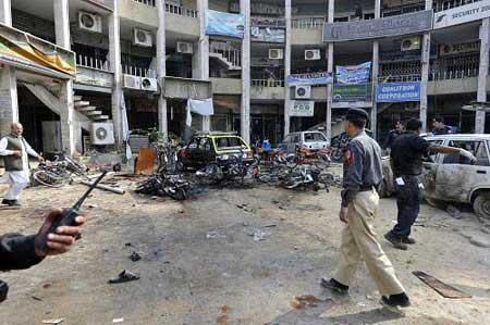 Pakistani&nbsp;policemen&nbsp;secure&nbsp;the&nbsp;site&nbsp;at&nbsp;a&nbsp;hotel&nbsp;where&nbsp;a&nbsp;sucide&nbsp;bomber&nbsp;killed&nbsp;20&nbsp;people&nbsp;in&nbsp;Rawalpindi&nbsp;November&nbsp;2,&nbsp;2009.(Xinhua/AFP&nbsp;Photo)