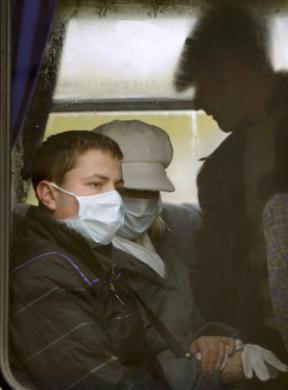 People&nbsp;wearing&nbsp;face&nbsp;masks&nbsp;sit&nbsp;in&nbsp;a&nbsp;bus&nbsp;in&nbsp;the&nbsp;centre&nbsp;of&nbsp;Lviv&nbsp;Nov.&nbsp;1,&nbsp;2009.&nbsp;(Xinhua/Reuters&nbsp;Photo)