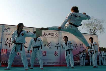 Taekwondo&nbsp;practitioners&nbsp;from&nbsp;South&nbsp;Korea's&nbsp;K-tigers&nbsp;taekwondo&nbsp;group&nbsp;perform&nbsp;near&nbsp;the&nbsp;West&nbsp;Lake&nbsp;in&nbsp;Hangzhou,&nbsp;capital&nbsp;of&nbsp;East&nbsp;China's&nbsp;Zhejiang&nbsp;province,&nbsp;November&nbsp;4,&nbsp;2009.&nbsp;The&nbsp;performance&nbsp;is&nbsp;part&nbsp;of&nbsp;the&nbsp;South&nbsp;Korea&nbsp;Culture&nbsp;Week&nbsp;in&nbsp;Hangzhou,&nbsp;one&nbsp;of&nbsp;China's&nbsp;most&nbsp;popular&nbsp;tourist&nbsp;attractions.&nbsp;[Photo:&nbsp;Xinhua]