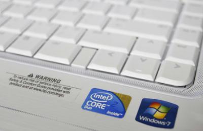 The&nbsp;Intel&nbsp;logo&nbsp;is&nbsp;advertised&nbsp;on&nbsp;a&nbsp;computer&nbsp;at&nbsp;an&nbsp;electronic&nbsp;store&nbsp;in&nbsp;Phoenix,&nbsp;Arizona&nbsp;Nov.&nbsp;4,&nbsp;2009.&nbsp;(Xinhua/Reuters&nbsp;Photo)