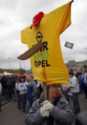 An&nbsp;employee&nbsp;of&nbsp;German&nbsp;car&nbsp;manufacturer&nbsp;Opel&nbsp;holds&nbsp;up&nbsp;a&nbsp;t-shirt&nbsp;reading&nbsp;'We&nbsp;are&nbsp;Opel'&nbsp;punctured&nbsp;with&nbsp;a&nbsp;cardboard&nbsp;knife&nbsp;symbolizing&nbsp;GM,&nbsp;during&nbsp;a&nbsp;warning&nbsp;strike&nbsp;at&nbsp;the&nbsp;Opel&nbsp;plant&nbsp;in&nbsp;Kaiserslautern&nbsp;November&nbsp;5,&nbsp;2009.&nbsp;The&nbsp;board&nbsp;of&nbsp;General&nbsp;Motors&nbsp;Co&nbsp;has&nbsp;opted&nbsp;to&nbsp;keep&nbsp;Opel,&nbsp;undoing&nbsp;months&nbsp;of&nbsp;painstaking&nbsp;negotiations&nbsp;to&nbsp;sell&nbsp;the&nbsp;European&nbsp;unit&nbsp;to&nbsp;a&nbsp;Russian-backed&nbsp;group&nbsp;led&nbsp;by&nbsp;Canada's&nbsp;Magna.&nbsp;GM&nbsp;confirmed&nbsp;the&nbsp;decision&nbsp;made&nbsp;by&nbsp;its&nbsp;13-member&nbsp;board&nbsp;after&nbsp;a&nbsp;meeting&nbsp;of&nbsp;directors&nbsp;on&nbsp;Tuesday&nbsp;in&nbsp;Detroit.&nbsp;(Xinhua/Reuters&nbsp;Photo)