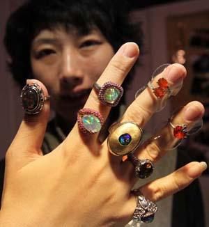 A&nbsp;staff&nbsp;worker&nbsp;shows&nbsp;rings&nbsp;on&nbsp;a&nbsp;jewelry&nbsp;exhibition&nbsp;held&nbsp;at&nbsp;China&nbsp;International&nbsp;Exhibition&nbsp;Center&nbsp;in&nbsp;Beijing,&nbsp;China,&nbsp;Nov.&nbsp;5,&nbsp;2009.&nbsp;The&nbsp;5-day-long&nbsp;2009&nbsp;China&nbsp;International&nbsp;Jewelry&nbsp;Exhibition&nbsp;kicked&nbsp;off&nbsp;here&nbsp;on&nbsp;Thursday&nbsp;with&nbsp;about&nbsp;600&nbsp;companies&nbsp;from&nbsp;15&nbsp;countries&nbsp;and&nbsp;regions&nbsp;on&nbsp;shown.&nbsp;(Xinhua)