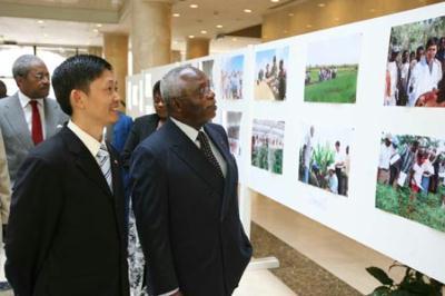 Guy&nbsp;Nzouba&nbsp;Ndama&nbsp;(R&nbsp;Front),&nbsp;president&nbsp;of&nbsp;Gabon's&nbsp;National&nbsp;Assembly,&nbsp;visits&nbsp;the&nbsp;photo&nbsp;exhibition&nbsp;to&nbsp;demonstrate&nbsp;achievements&nbsp;of&nbsp;the&nbsp;2006&nbsp;Beijing&nbsp;Summit&nbsp;of&nbsp;the&nbsp;Forum&nbsp;on&nbsp;China-Africa&nbsp;Cooperation&nbsp;(FOCAC)&nbsp;at&nbsp;the&nbsp;Chinese&nbsp;Embassy&nbsp;in&nbsp;Gabon,&nbsp;in&nbsp;Libreville,&nbsp;Nov.&nbsp;5,&nbsp;2009.&nbsp;(Xinhua/Ren&nbsp;Yaqiu)