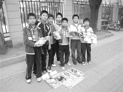 400余名小学生上街摆摊学挣钱(图)_cctv.com_