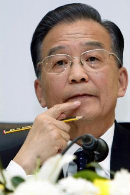 Chinese Premier Wen Jiabao attends a news conference following the opening of the 4th Ministerial Conference of the Sino-African Forum in Egypt, at the Red Sea resort of Sharm El-Sheikh, November 8, 2009. China hopes that the United States will keep its deficit to an appropriate size to ensure basic stability in the US dollar exchange rate, Wen said on Sunday. [Agencies]