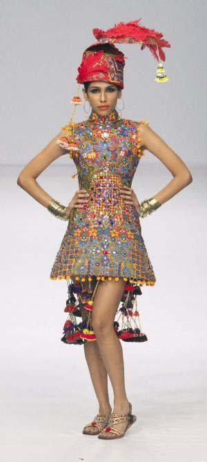 Model&nbsp;Fayezah&nbsp;Ansari&nbsp;takes&nbsp;to&nbsp;the&nbsp;catwalk&nbsp;with&nbsp;a&nbsp;creation&nbsp;by&nbsp;Pakistani&nbsp;designer&nbsp;Deepak&nbsp;Perwani&nbsp;labeled&nbsp;D&nbsp;Philosophy&nbsp;during&nbsp;Fashion&nbsp;Pakistan&nbsp;Week&nbsp;in&nbsp;Karachi&nbsp;on&nbsp;November&nbsp;8,&nbsp;2009.&nbsp;The&nbsp;four&nbsp;day&nbsp;long&nbsp;event,&nbsp;which&nbsp;was&nbsp;rescheduled&nbsp;twice&nbsp;due&nbsp;to&nbsp;security&nbsp;concerns,&nbsp;features&nbsp;over&nbsp;30&nbsp;Pakistani&nbsp;designers,&nbsp;organizers&nbsp;said.(Xinhua/Reuters&nbsp;Photo)