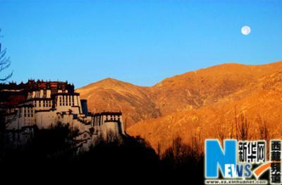 Photo&nbsp;shows&nbsp;the&nbsp;Potala&nbsp;Palace,&nbsp;considered&nbsp;symbol&nbsp;of&nbsp;Lhasa,&nbsp;capital&nbsp;of&nbsp;southwest&nbsp;China's&nbsp;Tibet&nbsp;Autonomous&nbsp;Region,&nbsp;against&nbsp;the&nbsp;moonlight&nbsp;at&nbsp;dusk.&nbsp;[Xinhua&nbsp;Photo]