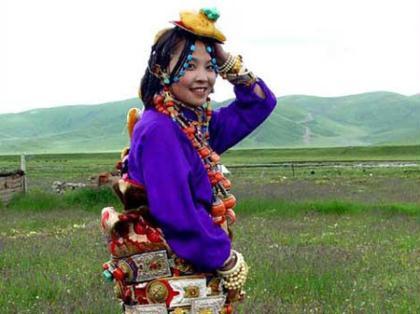Tibetan&nbsp;ornaments&nbsp;are&nbsp;made&nbsp;of&nbsp;pearls,&nbsp;agates,&nbsp;corals,&nbsp;turquoise&nbsp;rocks,&nbsp;and&nbsp;beeswax,&nbsp;as&nbsp;well&nbsp;as&nbsp;jade,&nbsp;gold&nbsp;and&nbsp;silver.&nbsp;Visitors&nbsp;from&nbsp;other&nbsp;parts&nbsp;of&nbsp;China&nbsp;are&nbsp;often&nbsp;spotted&nbsp;at&nbsp;the&nbsp;souvenir&nbsp;shops&nbsp;on&nbsp;the&nbsp;Barkhor&nbsp;Street,&nbsp;downtown&nbsp;Lhasa,&nbsp;capital&nbsp;of&nbsp;Tibet.&nbsp;[Photo&nbsp;Source:&nbsp;Cultural&nbsp;China]