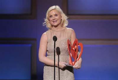 Comedienne&nbsp;Amy&nbsp;Poehler&nbsp;accepts&nbsp;a&nbsp;2009&nbsp;Glamour&nbsp;Women&nbsp;of&nbsp;the&nbsp;Year&nbsp;award&nbsp;during&nbsp;the&nbsp;magazine's&nbsp;annual&nbsp;award&nbsp;show&nbsp;in&nbsp;New&nbsp;York&nbsp;November&nbsp;9,&nbsp;2009.&nbsp;Poehler&nbsp;was&nbsp;cited&nbsp;as&nbsp;an&nbsp;inspiration&nbsp;for&nbsp;young&nbsp;girls&nbsp;and&nbsp;joined&nbsp;U.S.&nbsp;first&nbsp;lady&nbsp;Michelle&nbsp;Obama,&nbsp;British&nbsp;fashion&nbsp;designer&nbsp;Stella&nbsp;McCartney&nbsp;and&nbsp;nine&nbsp;others&nbsp;on&nbsp;Monday&nbsp;to&nbsp;be&nbsp;honored&nbsp;as&nbsp;"Women&nbsp;of&nbsp;the&nbsp;Year."(Xinhua/Reuters&nbsp;Photo)
