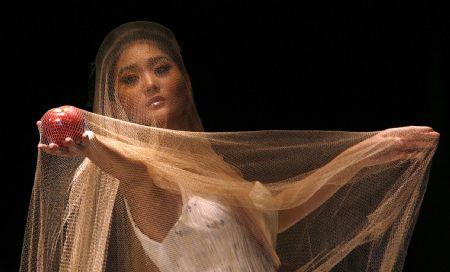 A&nbsp;model&nbsp;wears&nbsp;a&nbsp;creation&nbsp;by&nbsp;Indonesian&nbsp;fashion&nbsp;designer&nbsp;Priyo&nbsp;Octaviano&nbsp;during&nbsp;Jakarta&nbsp;Fashion&nbsp;Week&nbsp;November&nbsp;14,&nbsp;2009.&nbsp;More&nbsp;than&nbsp;sixty&nbsp;of&nbsp;Indonesia&nbsp;leading&nbsp;designers&nbsp;took&nbsp;part&nbsp;in&nbsp;the&nbsp;event.(Xinhua/Reuters&nbsp;Photo)
