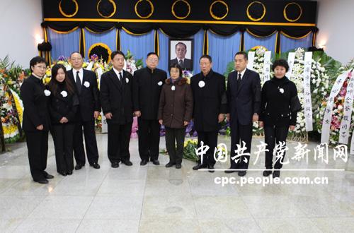 组图:<em>谷牧</em>遗体送别+<em>子女</em>献花圈