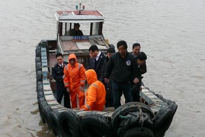 &nbsp;Nine&nbsp;crew&nbsp;members&nbsp;on&nbsp;the&nbsp;fishing&nbsp;boat&nbsp;Minxiayu&nbsp;706&nbsp;fell&nbsp;into&nbsp;waters&nbsp;off&nbsp;the&nbsp;Dachen&nbsp;Island,&nbsp;Taizhou,&nbsp;at&nbsp;11&nbsp;p.m.&nbsp;Saturday&nbsp;after&nbsp;their&nbsp;boat&nbsp;sunk&nbsp;following&nbsp;collision&nbsp;with&nbsp;a&nbsp;Belize-registered&nbsp;freighter.&nbsp;Only&nbsp;two&nbsp;have&nbsp;been&nbsp;rescued.