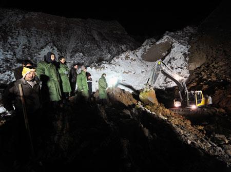 Rescuers search for survivals at Zhangzishan Township in Zhongyang County of north China's Shanxi Province, Nov. 16, 2009. A massive landslide buried 23 villagers in a rural area of Shanxi Province on Monday and 12 have been found dead.(Xinhua/Yan Yan)