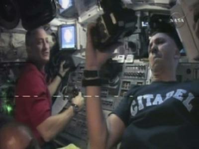 Space&nbsp;Shuttle&nbsp;Atlantis&nbsp;Commander&nbsp;Charlie&nbsp;Hobaugh&nbsp;(L)&nbsp;and&nbsp;mission&nbsp;specialist&nbsp;Randy&nbsp;Bresnik&nbsp;work&nbsp;on&nbsp;the&nbsp;aft&nbsp;flight&nbsp;deck&nbsp;of&nbsp;the&nbsp;orbiter&nbsp;as&nbsp;they&nbsp;approach&nbsp;the&nbsp;International&nbsp;Space&nbsp;Station&nbsp;for&nbsp;docking&nbsp;in&nbsp;this&nbsp;image&nbsp;from&nbsp;NASA&nbsp;TV&nbsp;November&nbsp;18,&nbsp;2009.&nbsp;(Xinhua/Reuters&nbsp;photo)