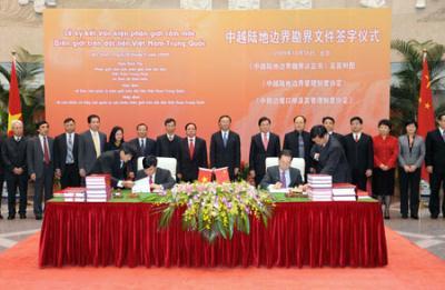 Chinese&nbsp;Vice&nbsp;Foreign&nbsp;Minister&nbsp;Wu&nbsp;Dawei&nbsp;(2nd&nbsp;R,&nbsp;front)&nbsp;and&nbsp;his&nbsp;Vietnamese&nbsp;counterpart&nbsp;Ho&nbsp;Xuan&nbsp;Son&nbsp;(2nd&nbsp;L,&nbsp;front)&nbsp;sign&nbsp;a&nbsp;package&nbsp;of&nbsp;agreements&nbsp;on&nbsp;the&nbsp;demarcation&nbsp;of&nbsp;1,300-kilometer&nbsp;land&nbsp;boundary&nbsp;between&nbsp;China&nbsp;and&nbsp;Vietnam&nbsp;in&nbsp;Beijing,&nbsp;capital&nbsp;of&nbsp;China,&nbsp;Nov.&nbsp;18,&nbsp;2009.&nbsp;Chinese&nbsp;Foreign&nbsp;Minister&nbsp;Yang&nbsp;Jiechi&nbsp;(C,&nbsp;second&nbsp;row)&nbsp;also&nbsp;attended&nbsp;the&nbsp;signing&nbsp;ceremony.[Ding&nbsp;Lin/Xinhua]