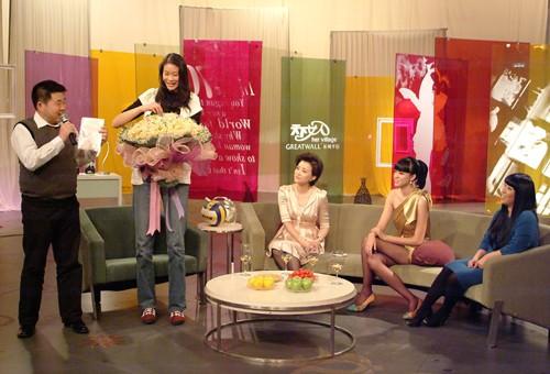[组图]<em>赵蕊蕊</em>做客杨澜节目 谈笑风生颇具<em>女人</em>味
