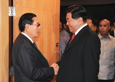 Jia&nbsp;Qinglin&nbsp;(R&nbsp;Front),&nbsp;chairman&nbsp;of&nbsp;the&nbsp;National&nbsp;Committee&nbsp;of&nbsp;the&nbsp;Chinese&nbsp;People's&nbsp;Political&nbsp;Consultative&nbsp;Conference,&nbsp;meets&nbsp;with&nbsp;Juan&nbsp;Ponce&nbsp;Enrile,&nbsp;president&nbsp;of&nbsp;the&nbsp;Philippine&nbsp;Senate,&nbsp;in&nbsp;Manila&nbsp;on&nbsp;Nov.&nbsp;19,&nbsp;2009.&nbsp;Jia&nbsp;Qinglin&nbsp;arrived&nbsp;in&nbsp;Manila&nbsp;on&nbsp;Nov.&nbsp;19&nbsp;for&nbsp;a&nbsp;two-day&nbsp;official&nbsp;goodwill&nbsp;visit&nbsp;to&nbsp;the&nbsp;Philippines.&nbsp;(Xinhua/Fan&nbsp;Rujun)