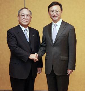Visiting&nbsp;Chinese&nbsp;Foreign&nbsp;Minister&nbsp;Yang&nbsp;Jiechi&nbsp;(R)&nbsp;shakes&nbsp;hands&nbsp;with&nbsp;Fujio&nbsp;Mitarai,&nbsp;chairman&nbsp;of&nbsp;the&nbsp;Japan&nbsp;Business&nbsp;Federation,&nbsp;in&nbsp;Tokyo,&nbsp;capital&nbsp;of&nbsp;Japan,&nbsp;on&nbsp;Nov.&nbsp;20,&nbsp;2009.&nbsp;(Xinhua/Ren&nbsp;Zhenglai)